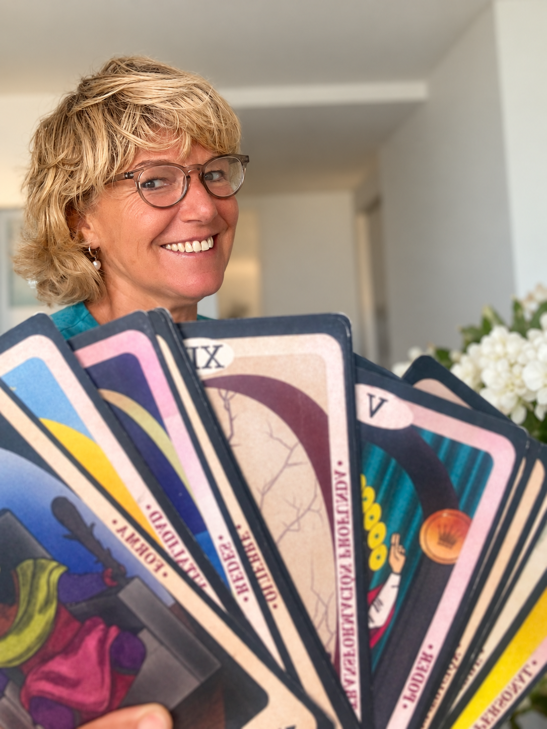 Lau Suares sosteniendo sus cartas de Tarot