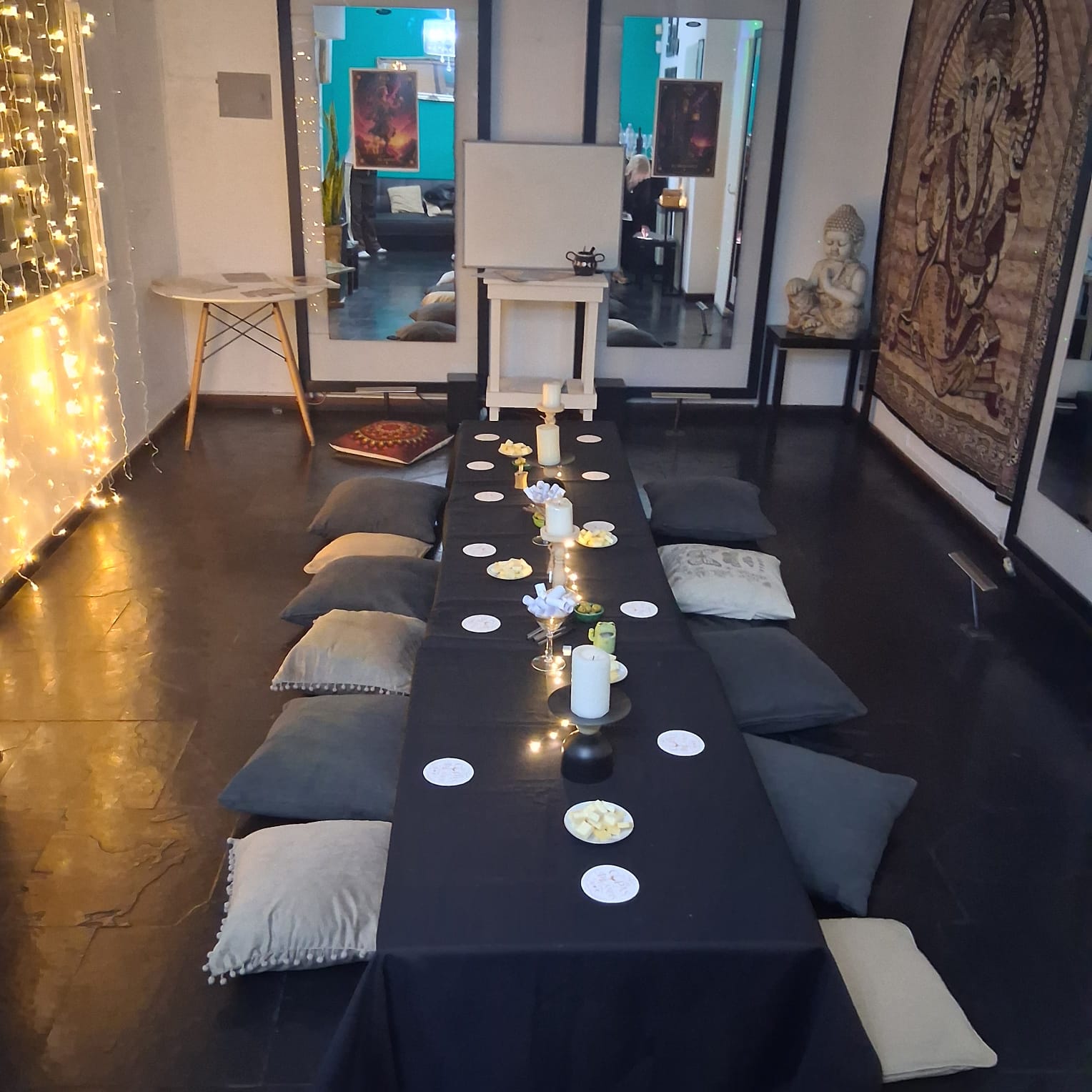 Mesa preparada para recibir a las invitadas