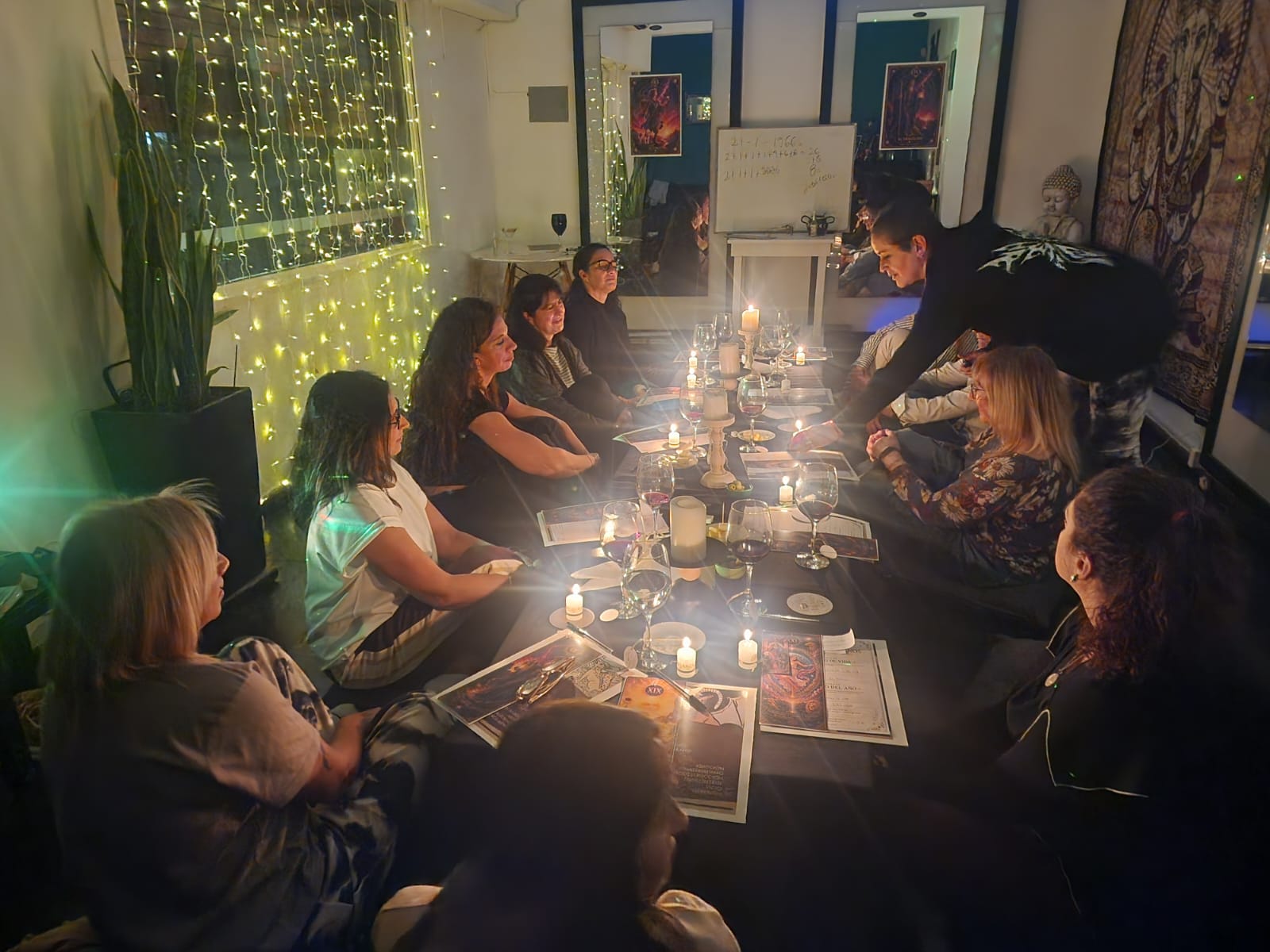 Mujeres compartiendo una experiencia de Tarot Party