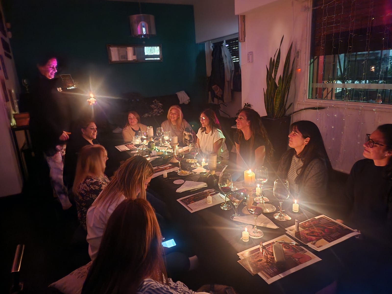 Mujeres compartiendo un Tarot Party