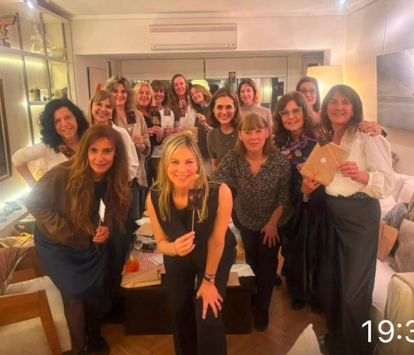 Anfitriona con las invitadas de su Tarot Party